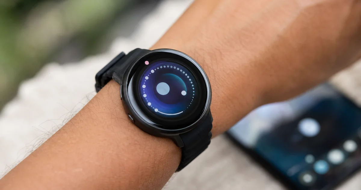 Smartwatch com conectividade móvel e sensores usado no pulso